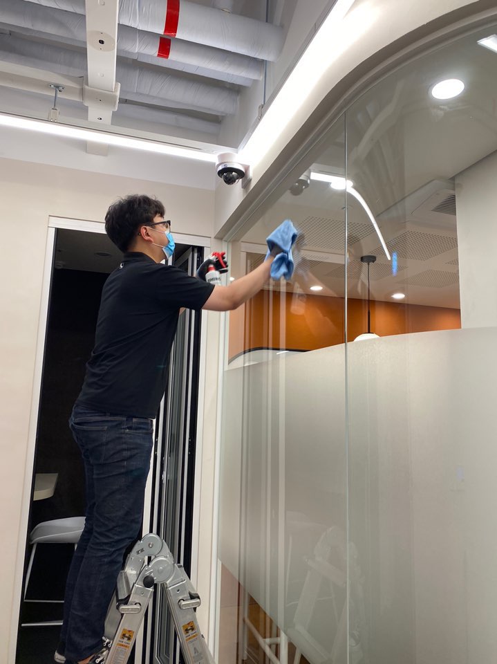 사무실청소 클리니어-유리창 청소